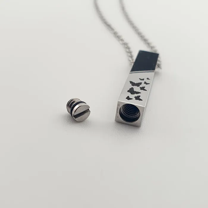 RVS Assieraad Rechthoek met Vlinders – Vlucht van Herinnering - Gedenksieraad - view 3