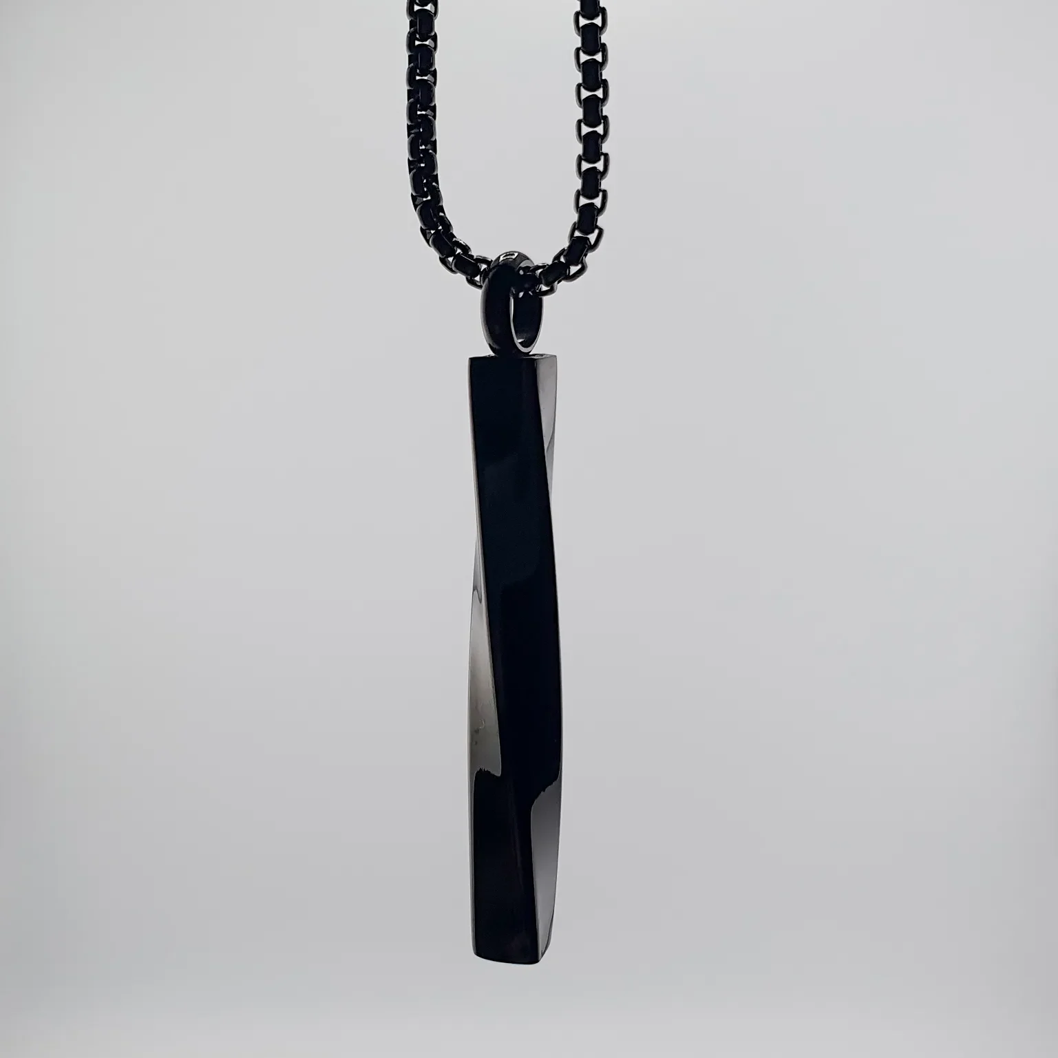 Ashanger met ketting - Mobius Bar - Zwart - Gedenksieraad