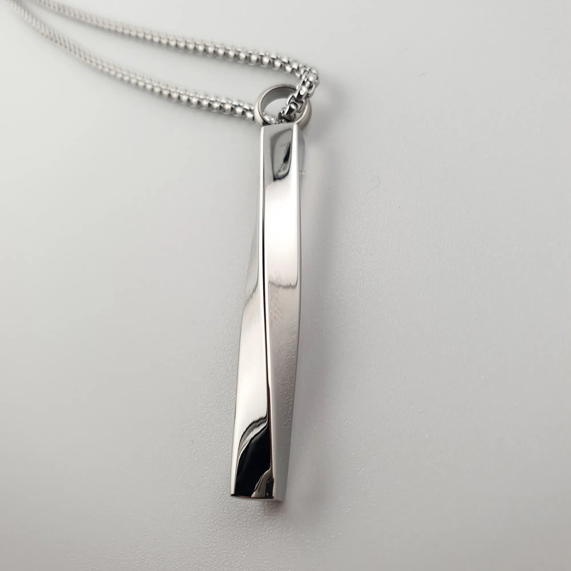 Ashanger met ketting - Mobius Bar - Zilverkleurig - Gedenksieraad