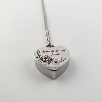 RVS Ashanger – Hart met Kersenbloesem Gravure en Tekst "Forever in my heart" - Gedenksieraad