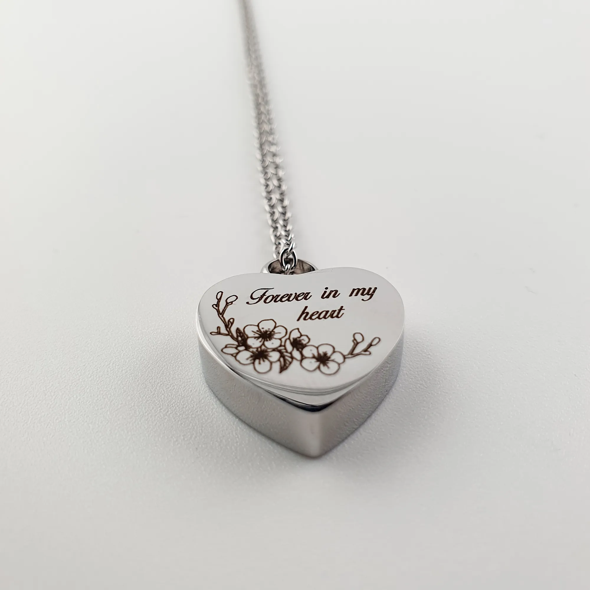 RVS Ashanger – Hart met Kersenbloesem Gravure en Tekst "Forever in my heart" - Gedenksieraad - view 1