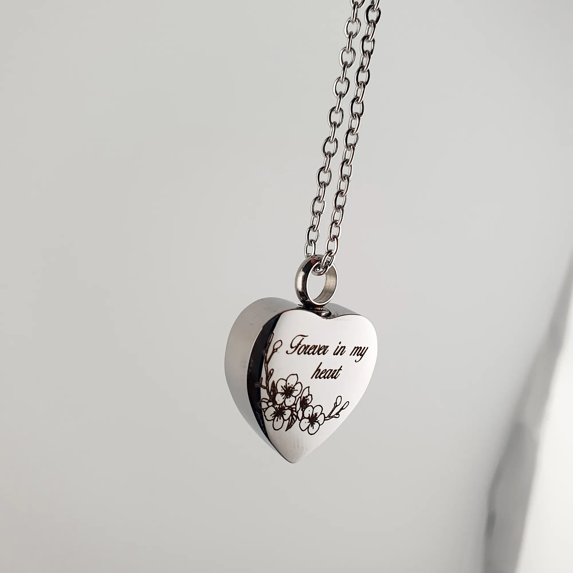 RVS Ashanger – Hart met Kersenbloesem Gravure en Tekst "Forever in my heart" - Gedenksieraad - view 4
