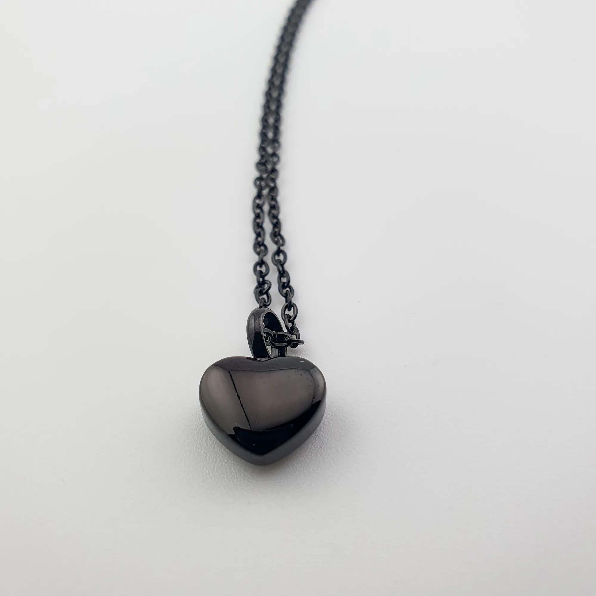 Ashanger met ketting - Hartje - Zwart - RVS - Gedenksieraad